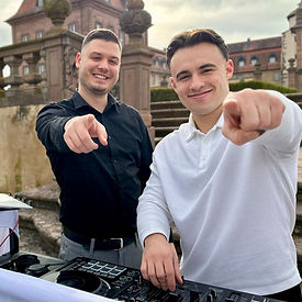 Eine gute Hochzeitsparty braucht mehr als eine Playlist. Als Hochzeits-DJs in Fulda begleiten wir euch persönlich und passen die Musik flexibel an euch, eure Gäste und die Stimmung des Abends an. Unser Ziel: eine volle Tanzfläche, echte Emotionen und eine Feier, an die ihr euch gerne zurückerinnert. Besucht uns auf der Hochzeitsmesse Fulda!
