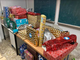 Los pajes del Colegio Maravillas, preparan los regalos de Reyes para los niños de Alucinos