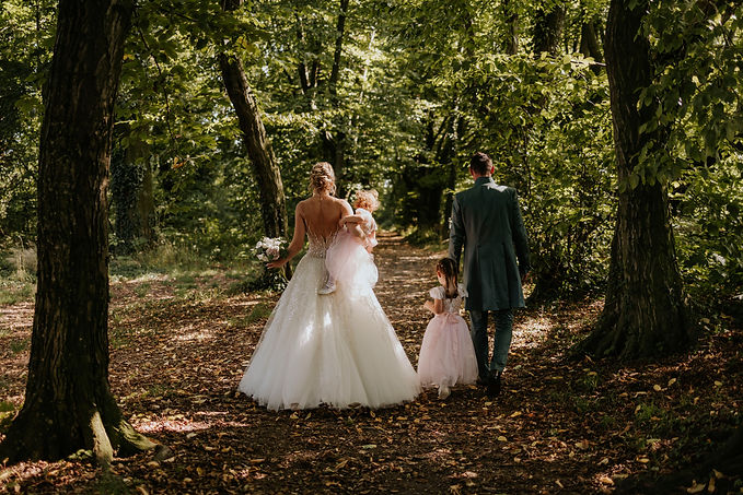 Hochzeitspaar spaziert im Wald