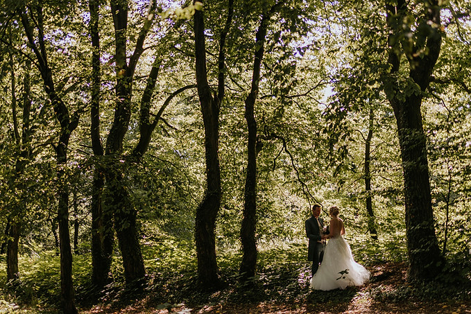 Hochzeitspaar tanzt im Wald