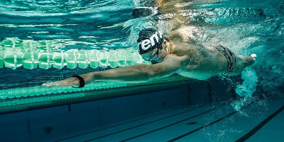 Un homme qui nage dans une piscine