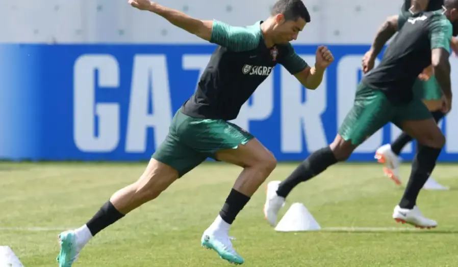 un joueur de football qui effectue un sprint