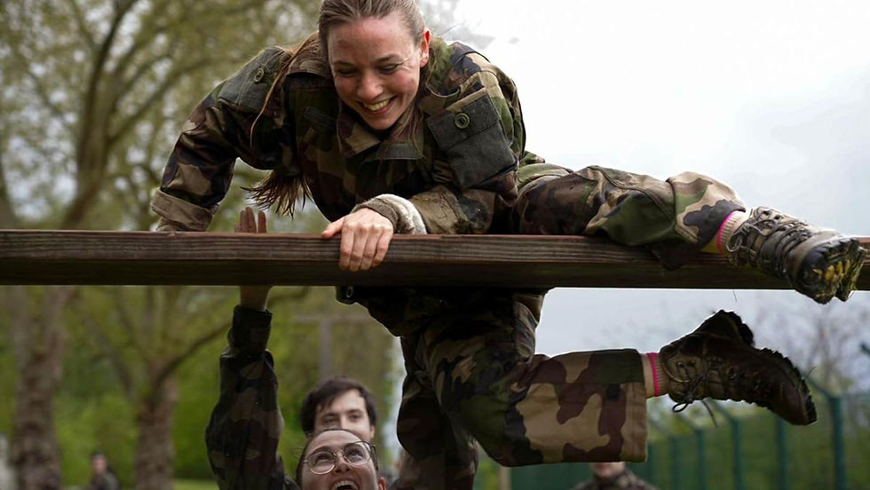 Un femme qui passe un obstacle pendant son intégration dans l'Armée de Terre