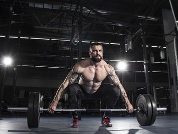 Un sportif qui fait de la musculation
