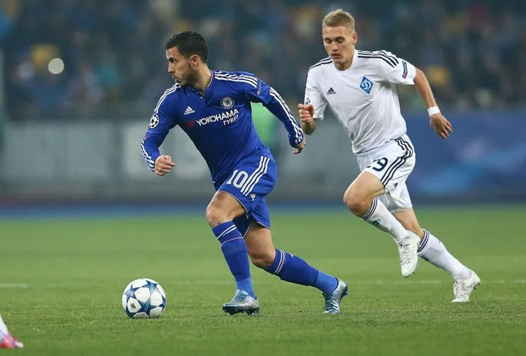 Deux joueurs de football puissant