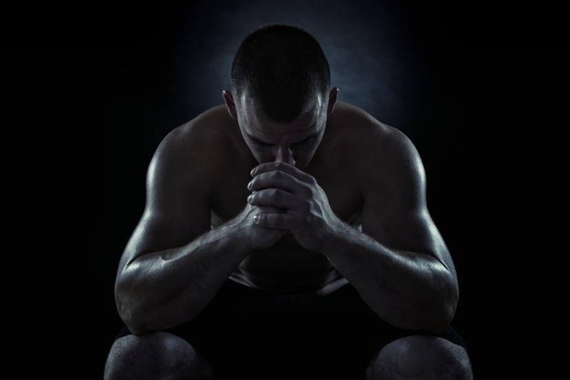 Un homme qui se concentre avant de faire un effort physique