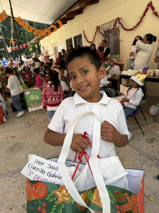 Niño sonriente sostiene regalo. Dear Santa. Celebración. Galeria. TUSUEÑO.COM.