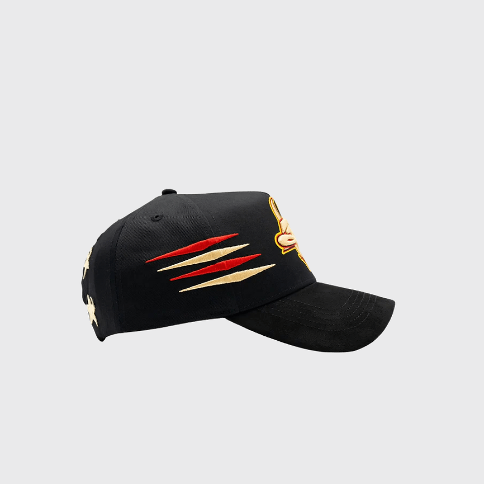 Gorra negra con detalles dorados y rojos