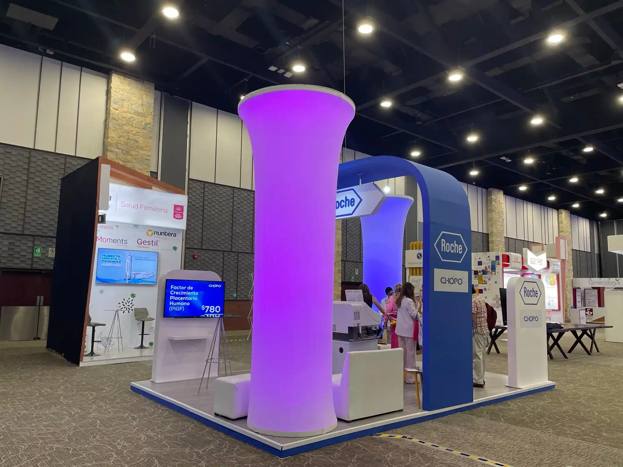 Diseño de stand custom personalizado en madera y formas curvas con iluminación LED integrada y doble altura en Centro Citibanamex CDMX fabricado por Expoart