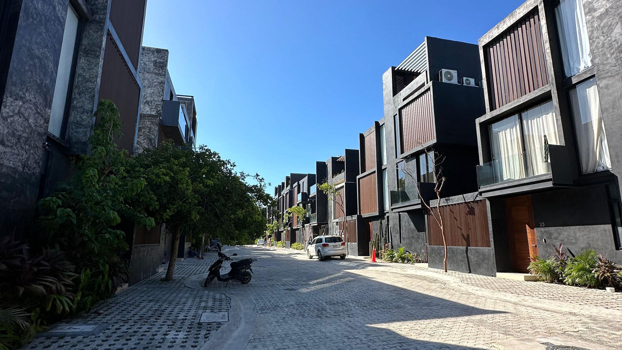 Calle moderna con casas de diseño