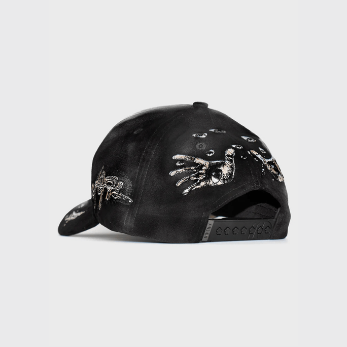 Gorra negra con diseño de manos
