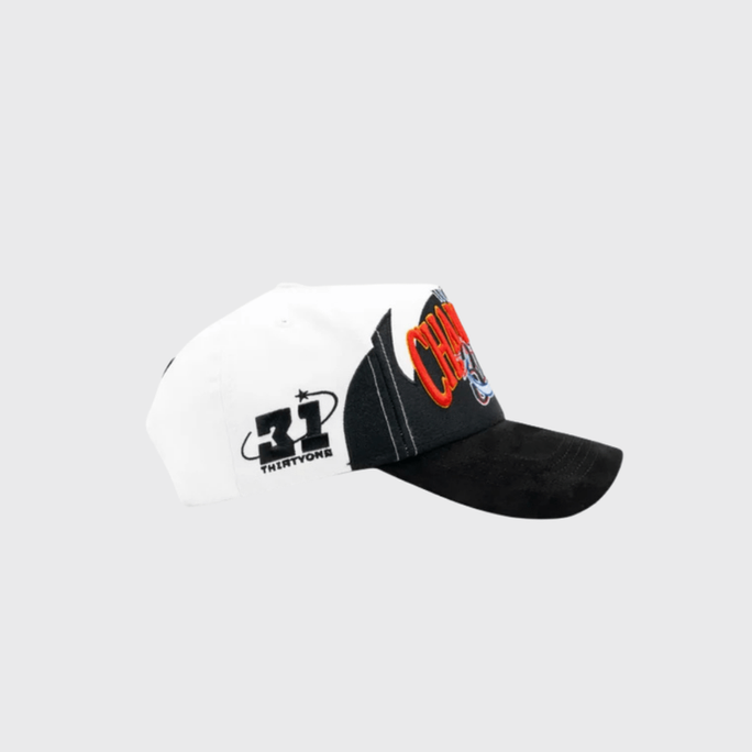 Gorra blanca y negra con diseño