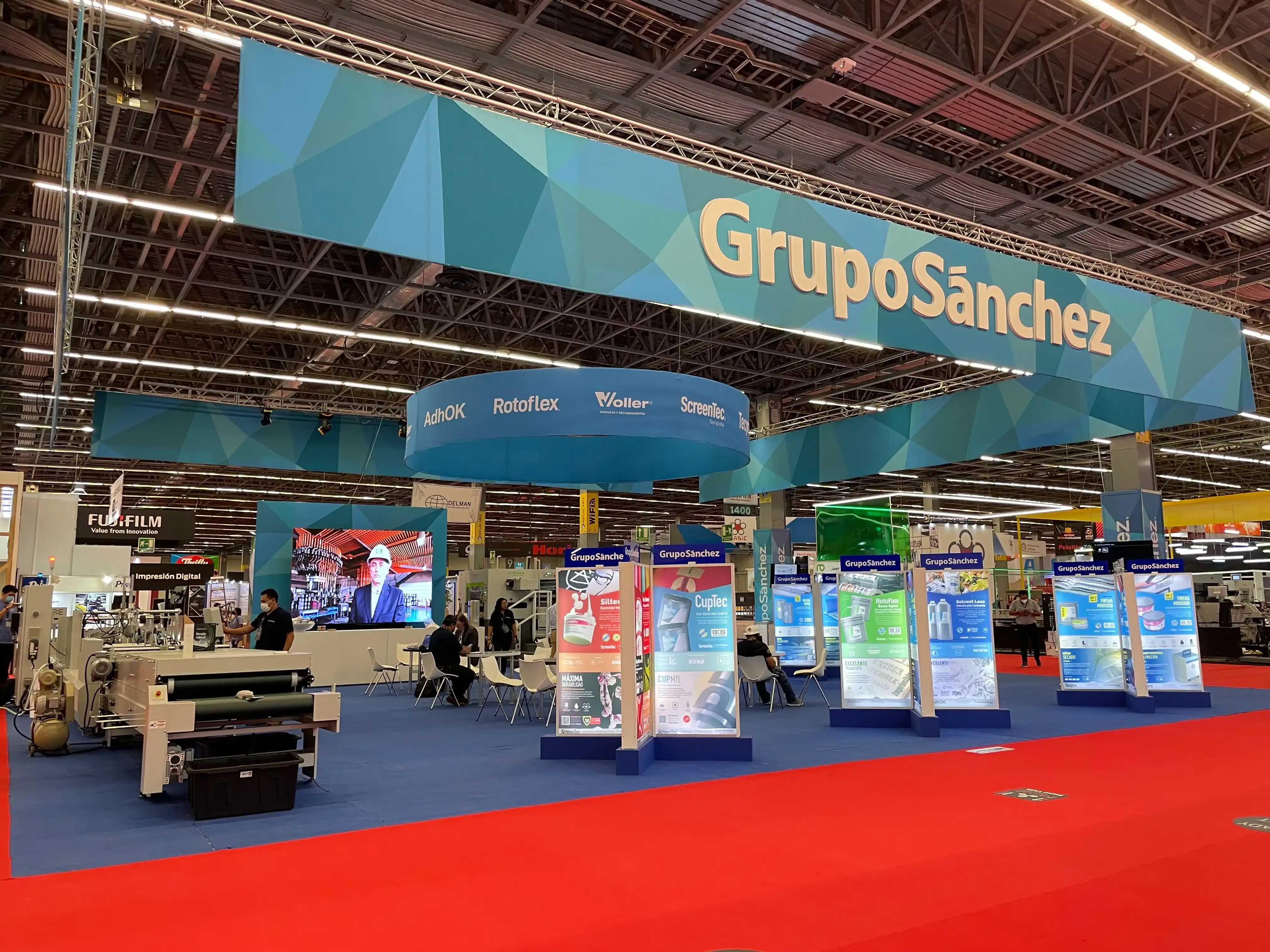 Diseño de stand custom personalizado en madera y formas curvas con iluminación LED integrada y doble altura en Centro Citibanamex CDMX fabricado por Expoart