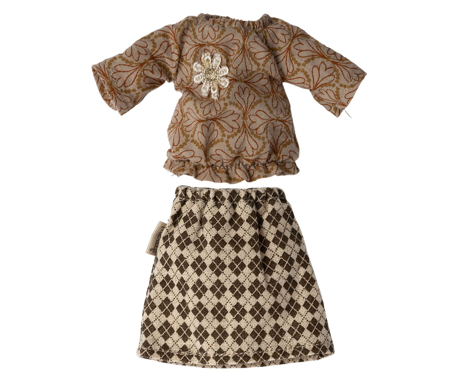 Blouse and skirt for grandma mouse