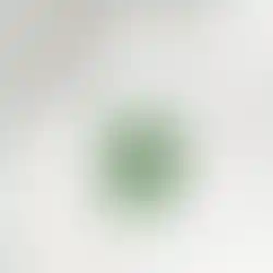 Flacon de shampoing dermatologique pour cheveux sur un fond en marbre blanc.