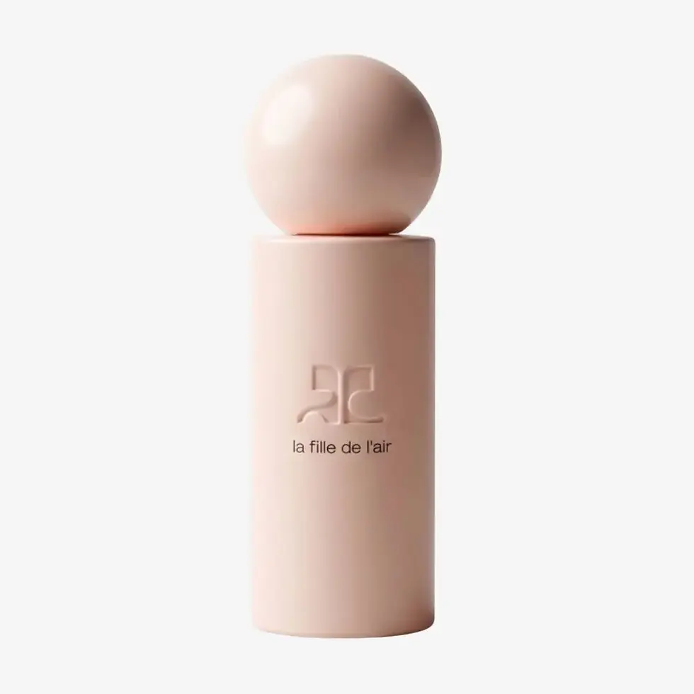 Flacon cylindrique rose nude Courrèges La Fille de l'Air EDP, bouchon sphère rose et logo gravé, fond gris