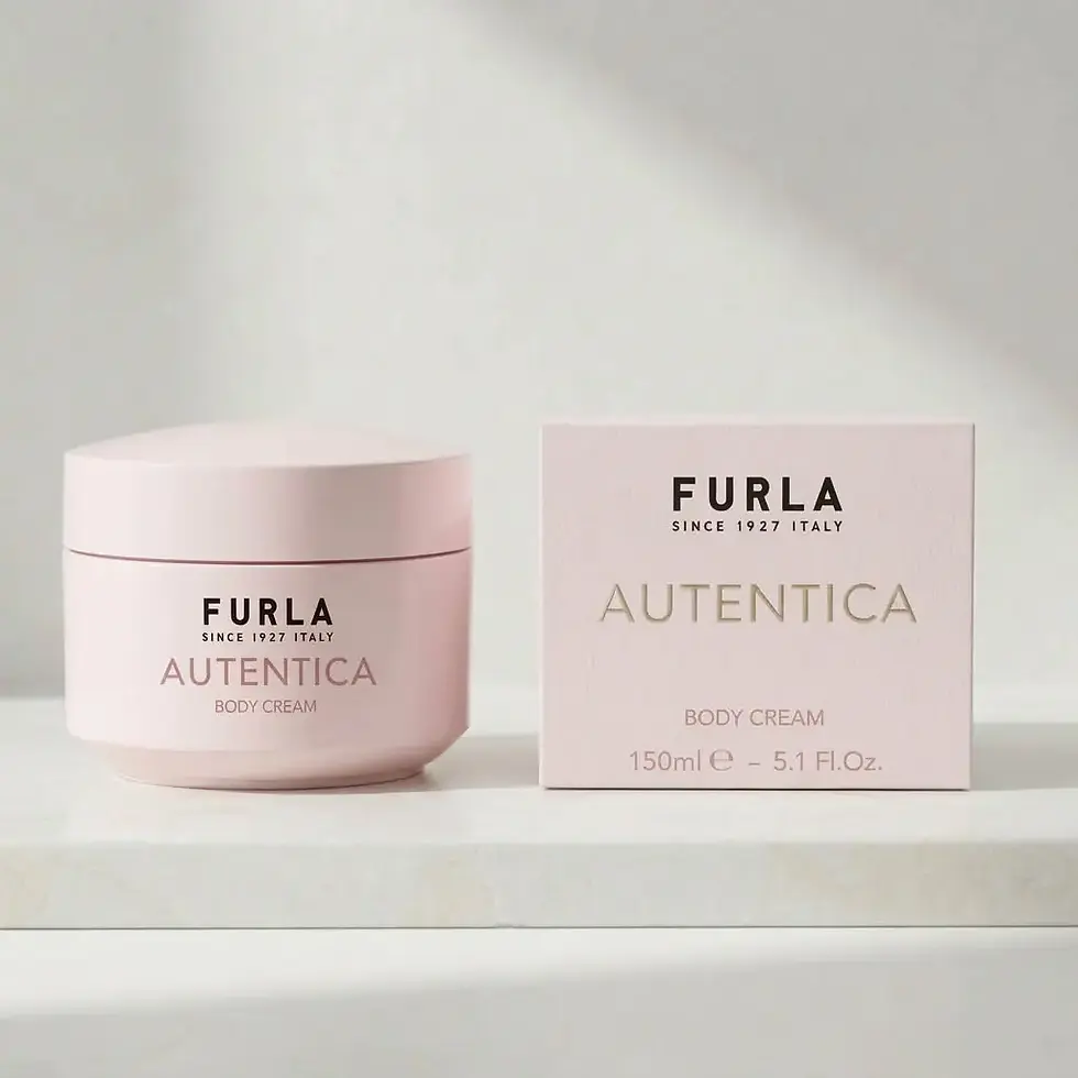 Pot rose Furla Autentica Body Cream 150ml posé sur surface blanche avec son coffret cartonné rose