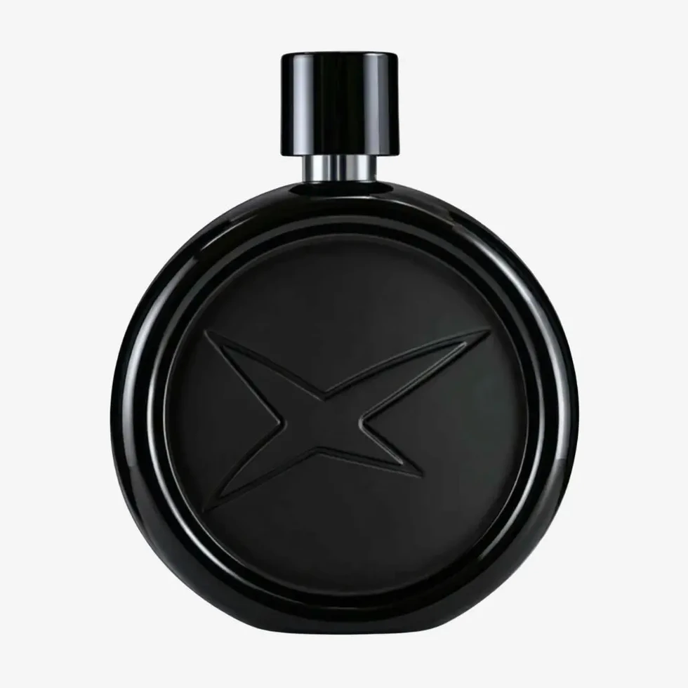 Flacon rond noir brillant étoile en relief bouchon cylindrique, Mauboussin Irrésistible EDP, fond gris