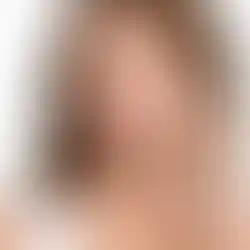 Femme brune appliquant émulsion hydratante Clinique sur joue, teint lumineux, fond blanc