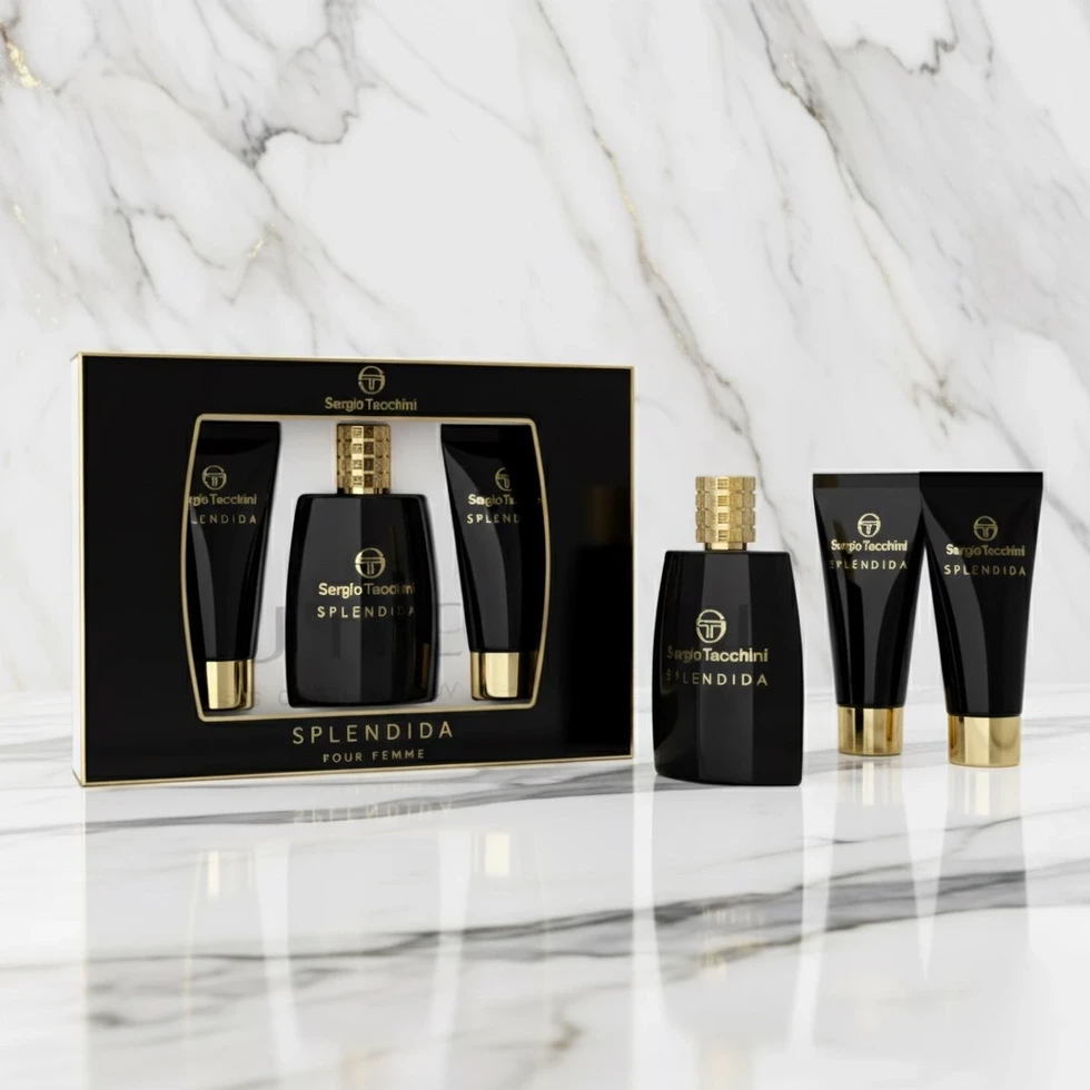 Coffret cadeau noir et or de produits de beauté pour femme, sur du marbre blanc.