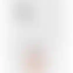 Gros plan sur une pipette de sérum Kérastase Genesis laissant tomber une goutte au-dessus de la bouteille.