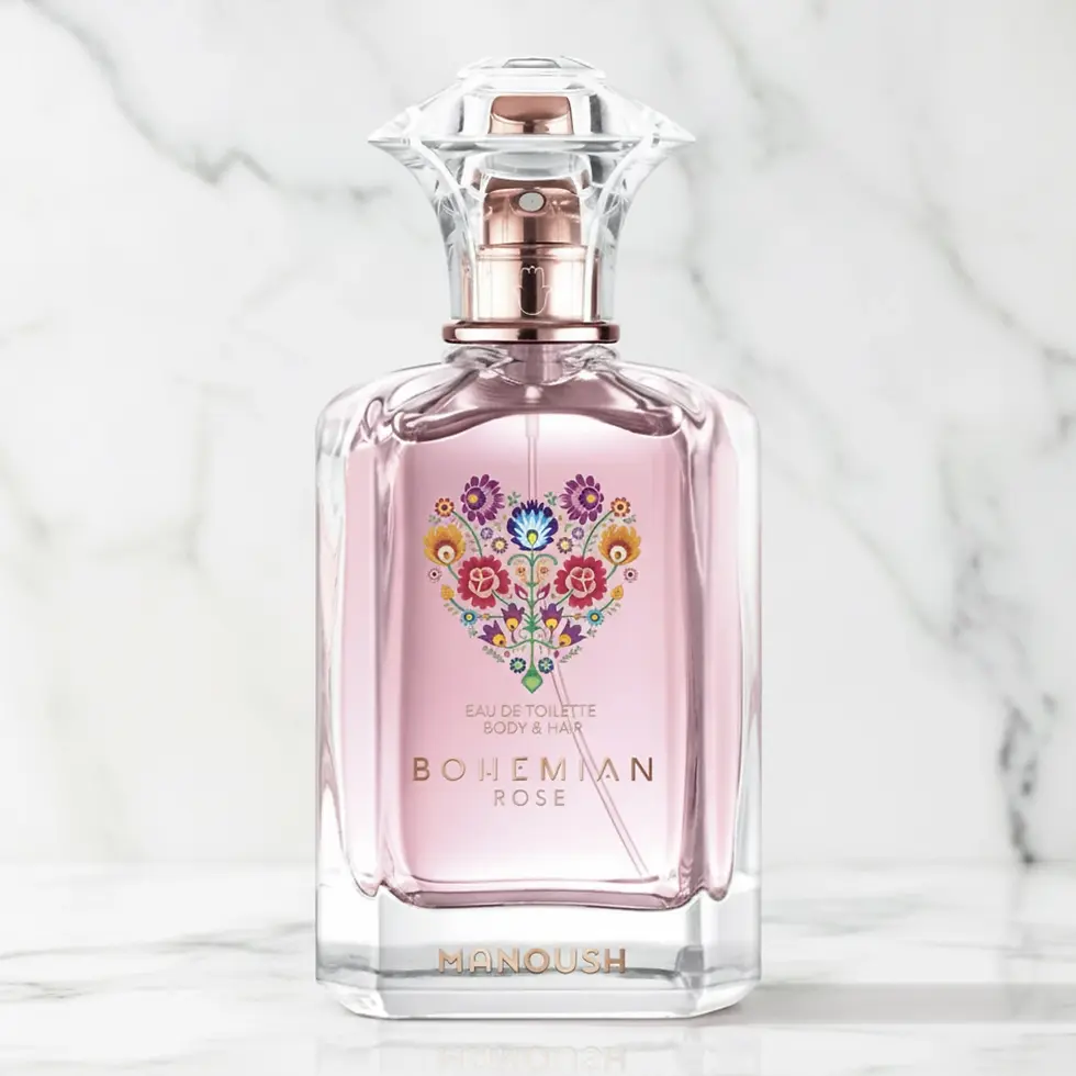 Flacon parfum rectangulaire rose design cœur floral marbre blanc produit beauté.