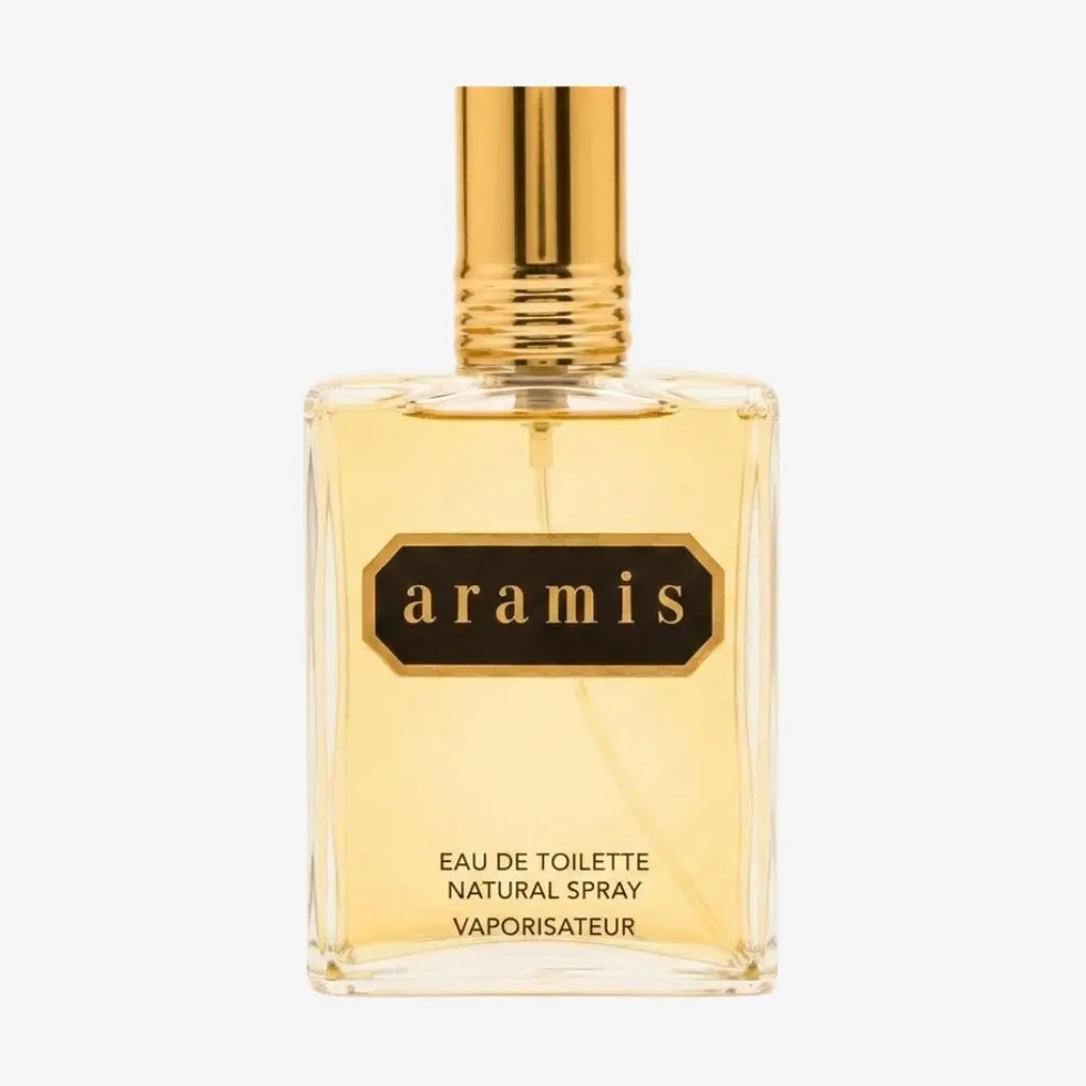Flacon rectangulaire en verre ambré bouchon doré, étiquette noire et or Aramis Eau de Toilette, fond gris