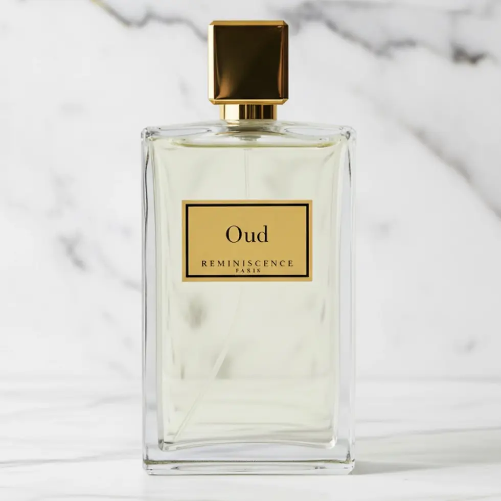 Flacon de parfum rectangulaire transparent avec étiquette dorée sur un fond de marbre blanc.