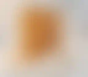 Crème solaire BB et son emballage dans un décor marbré chic et élégant.