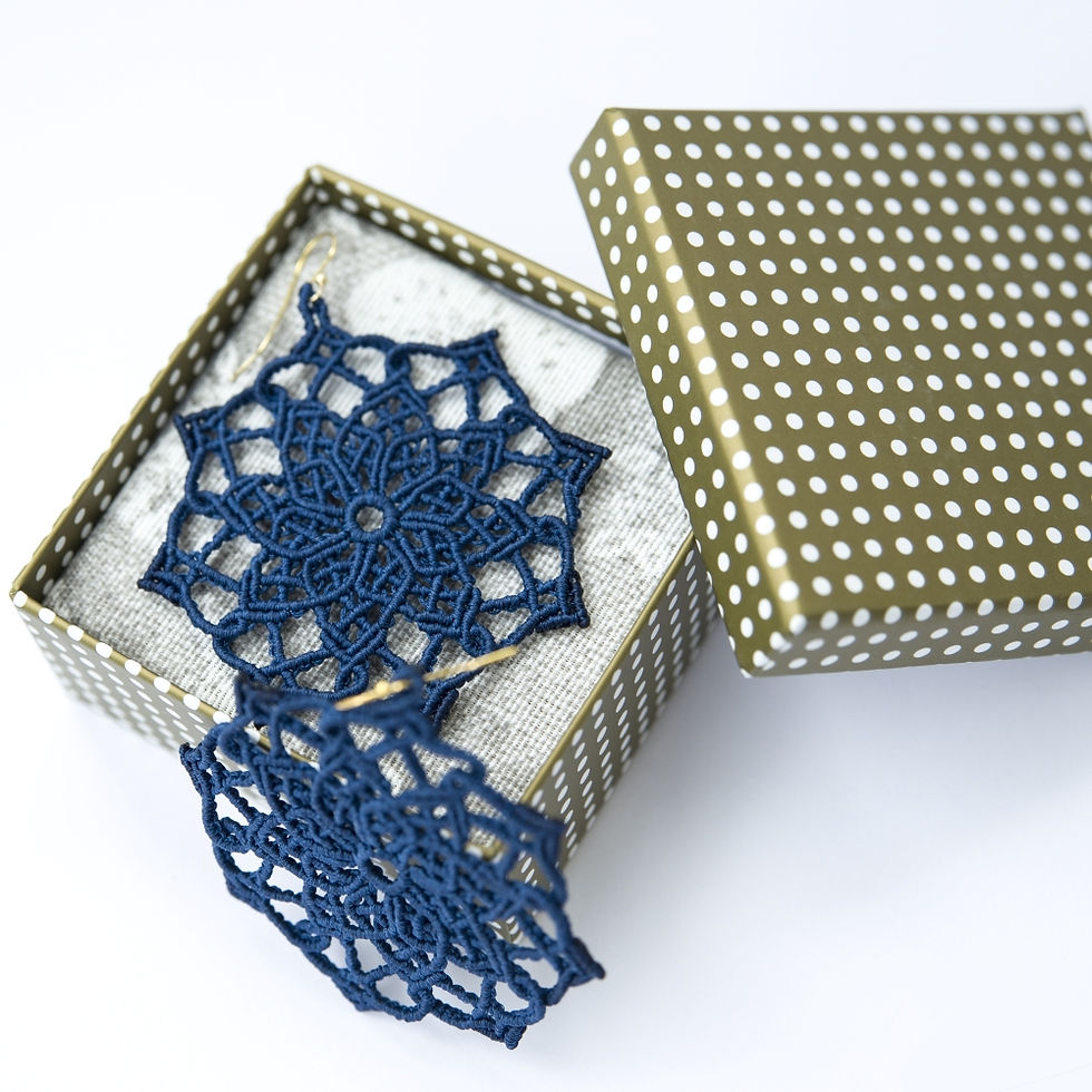 Μικρογραφία: Μεγάλα σκουλαρίκια ροζέτες macrame, μπλε σκούρο χρώμα, 6,5 εκ διάμετρο.