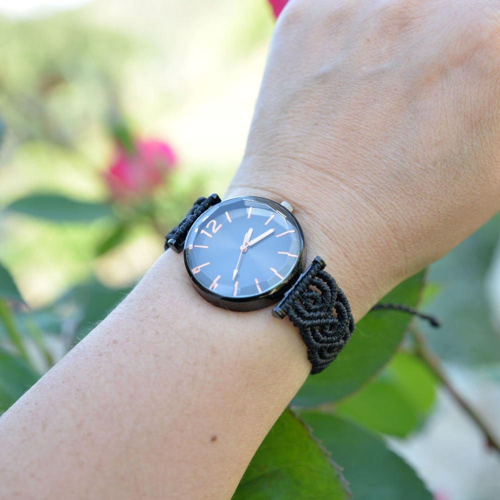 Ρολόι με Μαύρο Καντράν και Μακραμέ Λουράκι