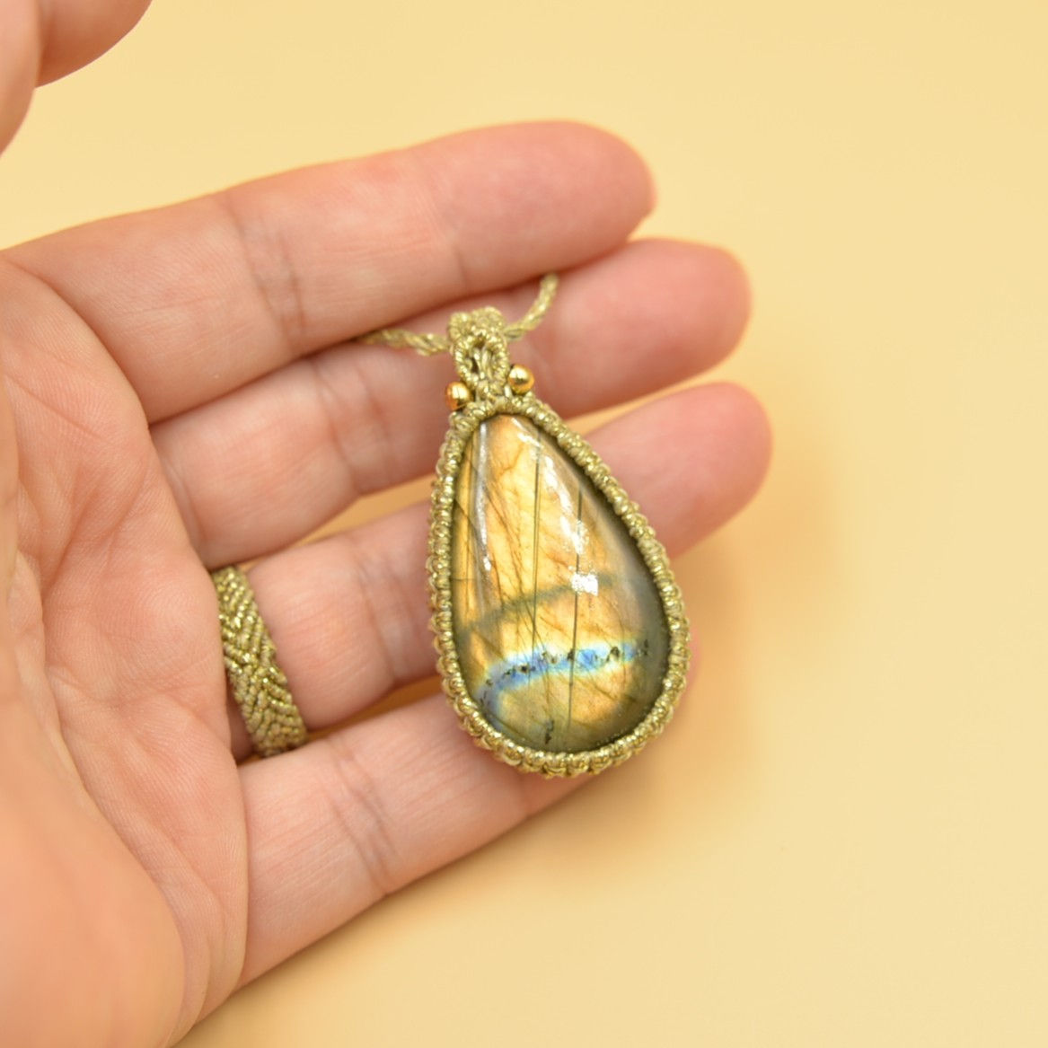 ΜΑΚΡΑΜΕ ΚΟΛΙΕ ΜΕ ΛΑΜΠΡΑΝΤΟΡΙΤΗ