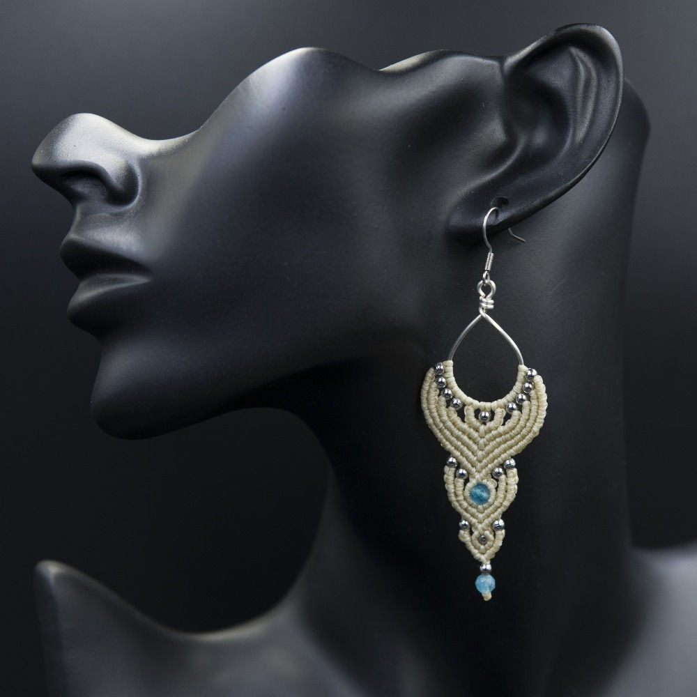 LONG EARRINGS WITH IVORY COLOR CALCEDONY