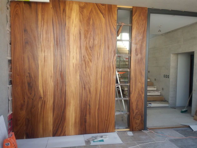 Puerta principal y avance de obra