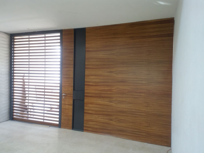 Puerta principal de parota