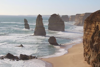 TRATTO DI MARE E SPIAGGIA CON FAMOSE FORMAZIONI ROCCIOSE IN AUSTRALIA, VICINO A MELBOURNE
