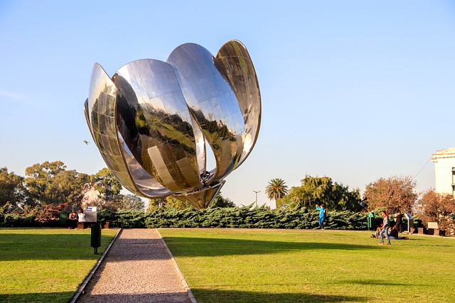 Scultura moderna dalla forma di fiore, in un parco a Buenos Aires