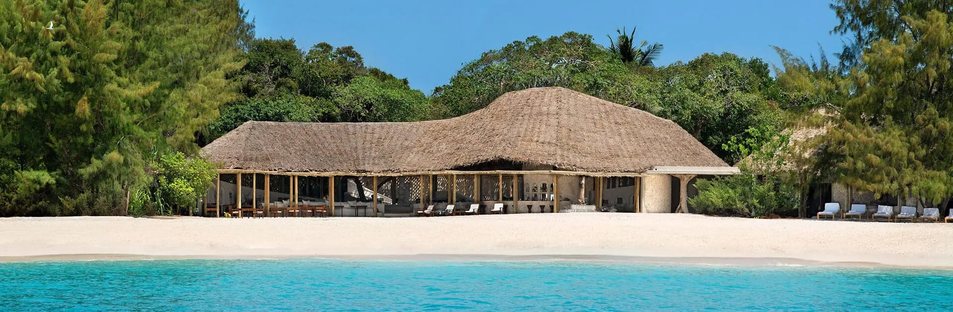 Resort con tetto in makuti su una spiaggia bianca, fronte mare