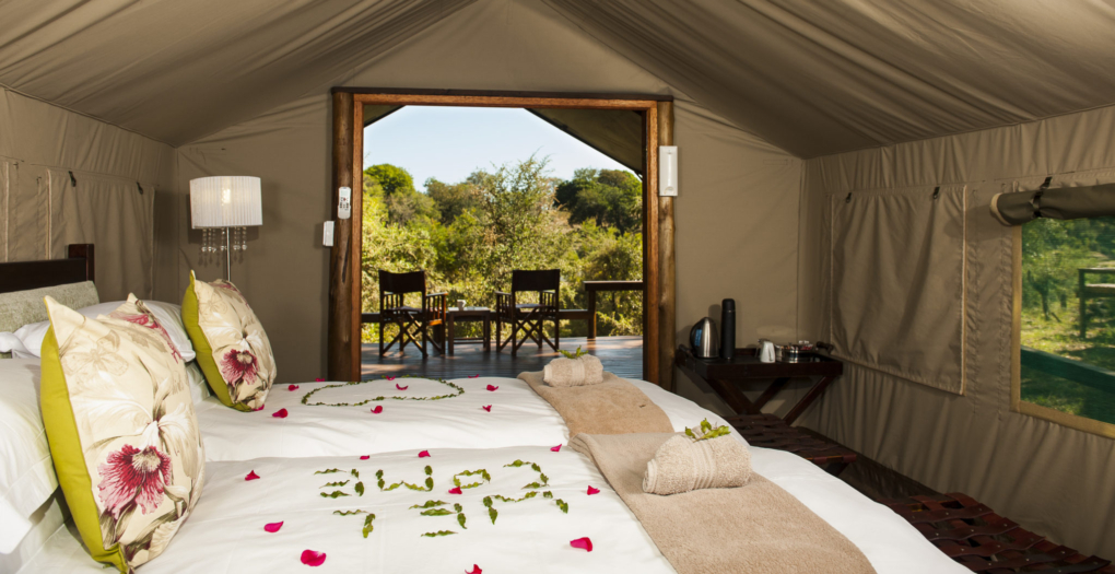 Tenda di lusso con addobbi floreali e vista fiume
