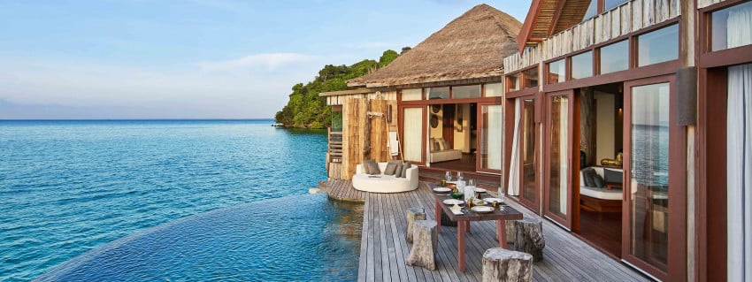 Dettaglio della piscina a sfioro del resort sull'isola privata a Koh Rong