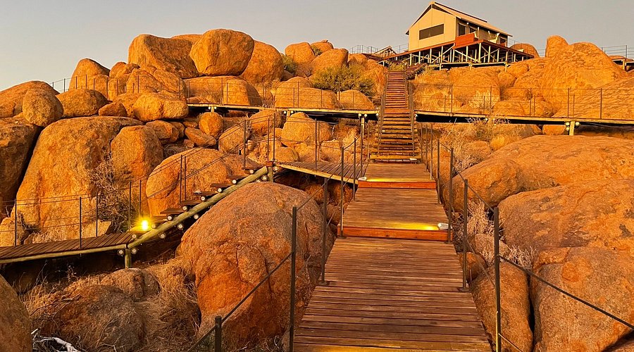 Resort arroccato su collina di pietre