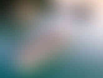 Ponti superiori di una nave di lusso con sedie prendisole affacciati su acque verde smeraldo nella baia di Halong