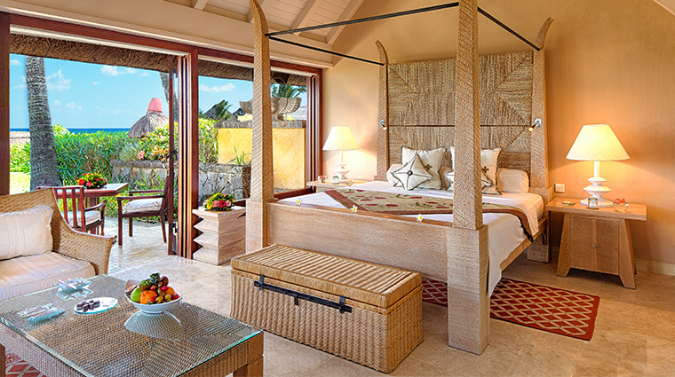 Interno di una stanza matrimoniale con arredi eleganti in legno