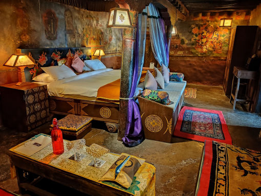 Interno di una stanza d'hotel arredata in stile tradizionale