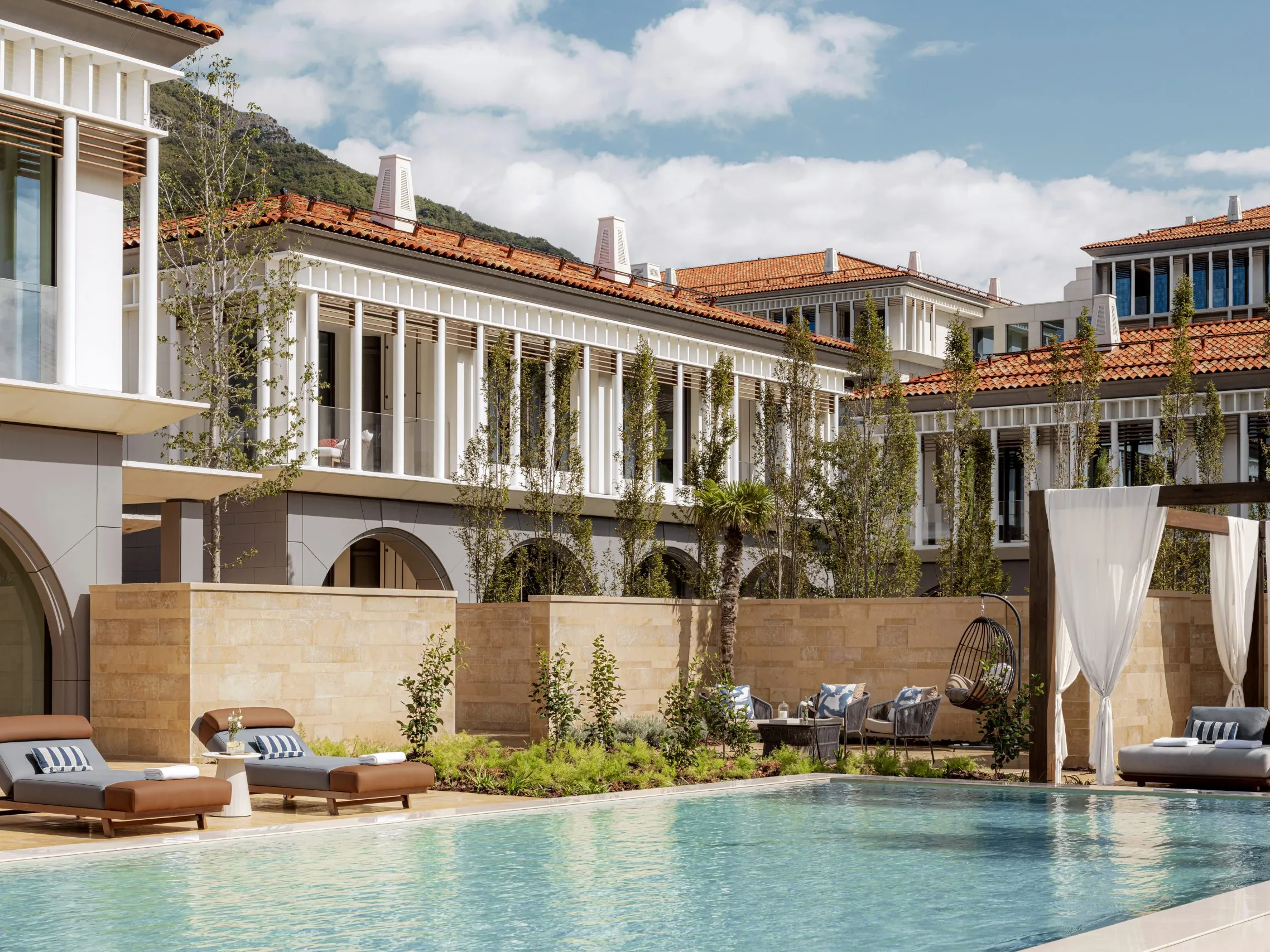 Piscina esterna di un elegante hotel