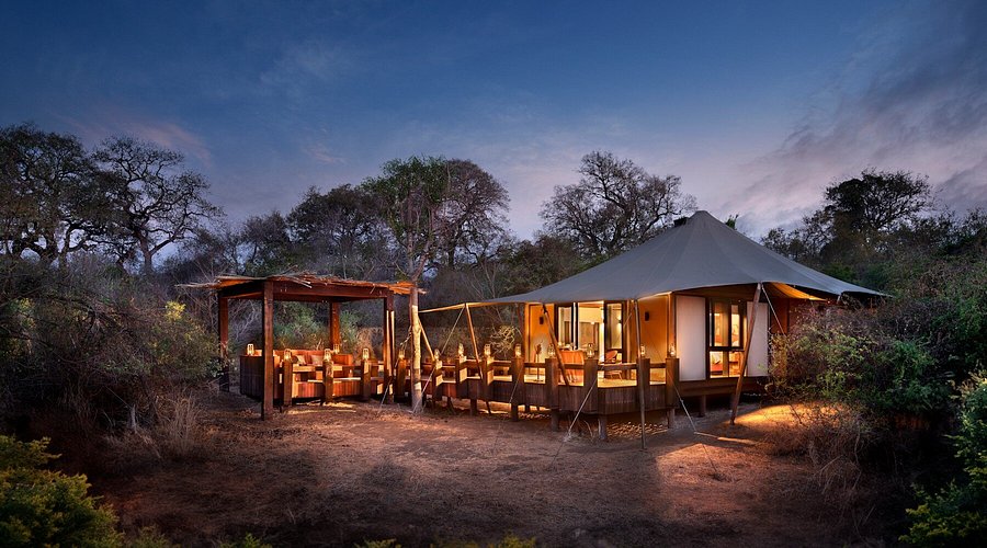 Tenda safari di lusso con piscina privata e con vista panoramica sul bush selvaggio.