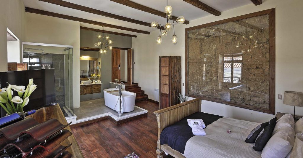 Elegante e raffinato interno di una stanza d'hotel