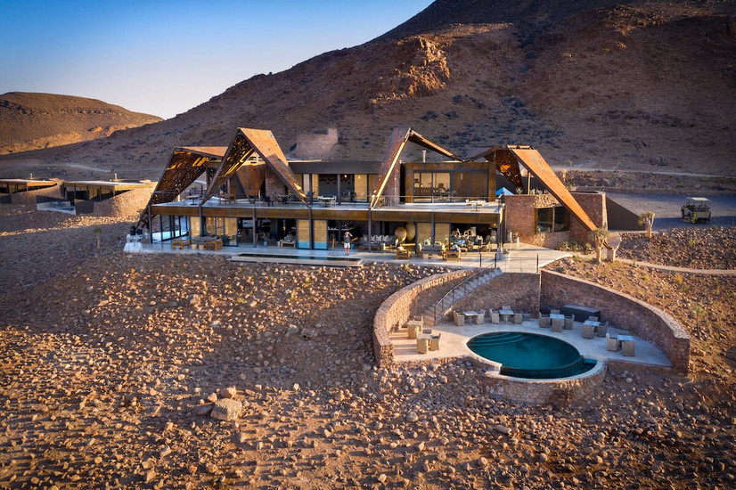 Resort esclusivo con piscina, immerso nel deserto roccioso in Namibia