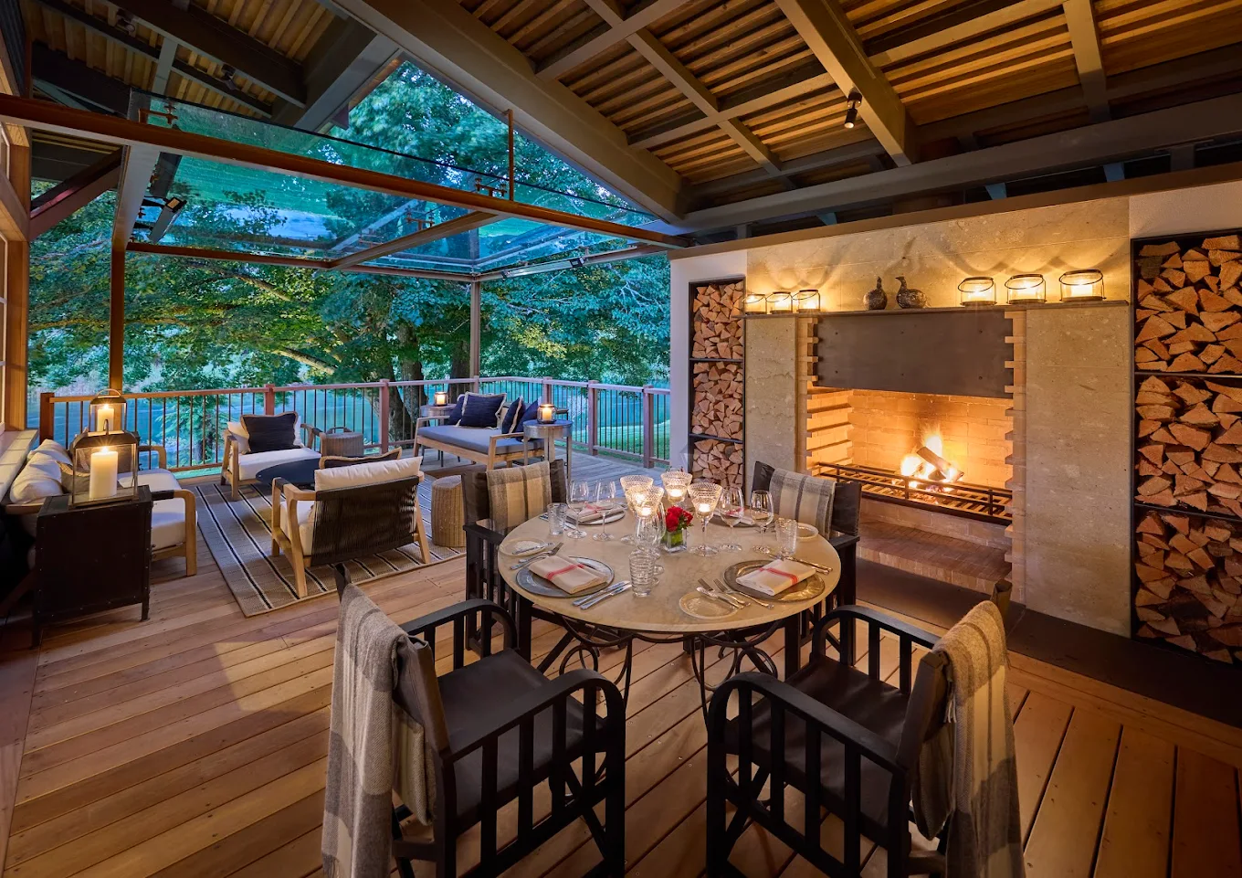 Interno di sala da pranzo in resort di montagna con caminetto acceso