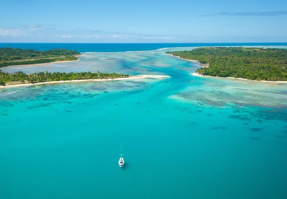 Isole ricoperte di palme verdi, spiagge bianche e acqua turchese